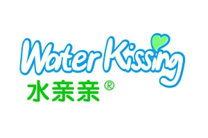 水親親（Water kissing）是深圳御品坊日用品有限公司的自由品牌。深圳御品坊日用品有限公司坐落于美麗的國(guó)際花園海濱城市-深圳，隸屬于御品坊國(guó)際集團(tuán)香港有限公司投資控股，創(chuàng)建于2003年，擁有自有20000平方米標(biāo)準(zhǔn)廠房、率先采用十萬(wàn)級(jí)全空調(diào)（GMPC）無(wú)塵空間，進(jìn)口全自動(dòng)生產(chǎn)線10條以上。